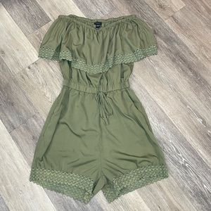 Stylehouse size L olive green off shoulder shorts romper, perfect condition NWOT